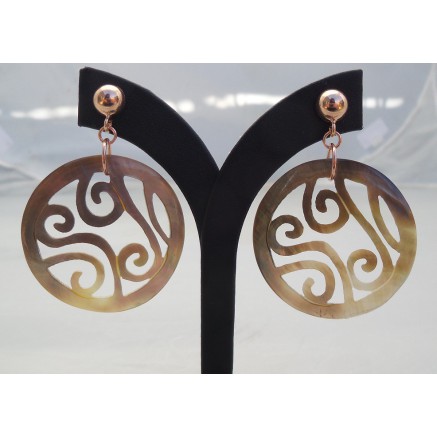 Rosé gilt earrings with round -cut blacklip shell