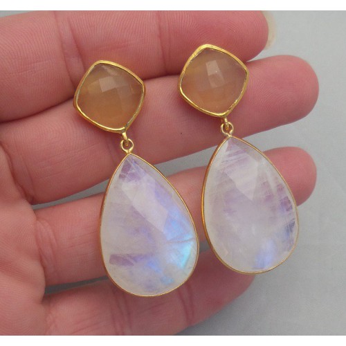 Gilded earrings with peach chalcedone and moonstone briolet