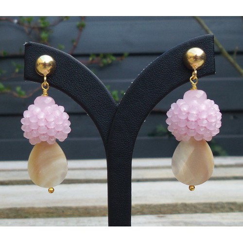 Gilded earrings of mother -of -pearl, rose quartz and pink crystals