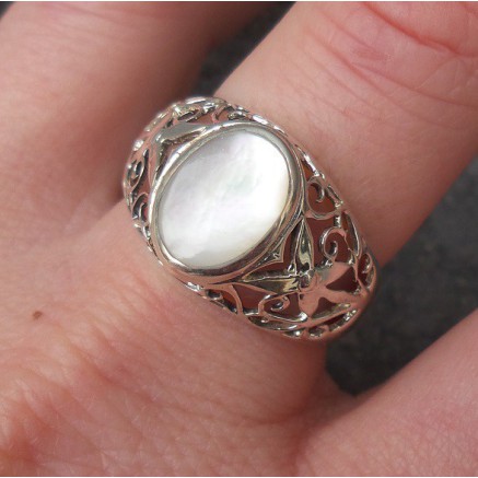 Silver ring set with mother -of -pearl size 19 mm