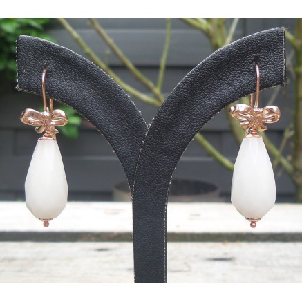 Rosé gilt earrings with white jade briolet