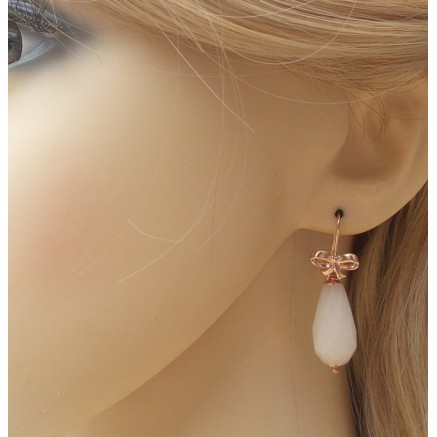 Rosé gilt earrings with white jade briolet