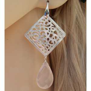 Zilveren oorbellen met uitgesneden Parelmoer en roze Chalcedoon 