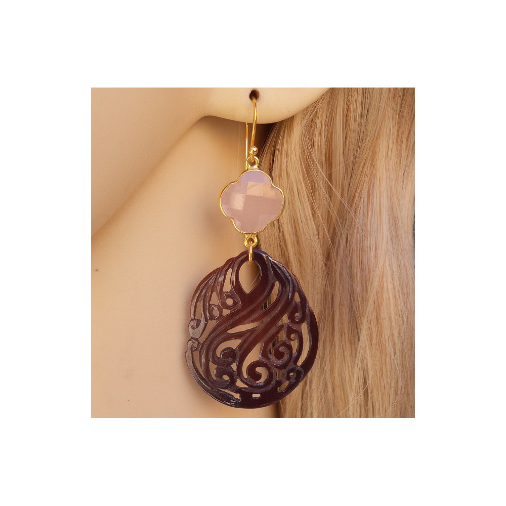 Gilded earrings with pink chalcedone and cut shell