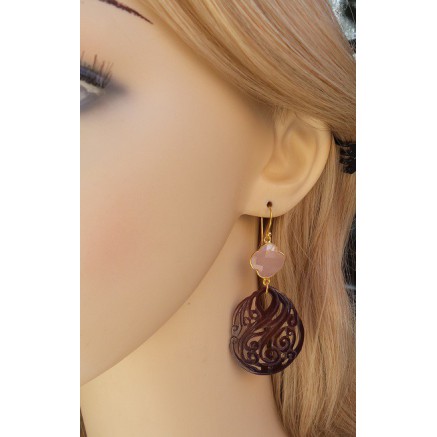 Gilded earrings with pink chalcedone and cut shell