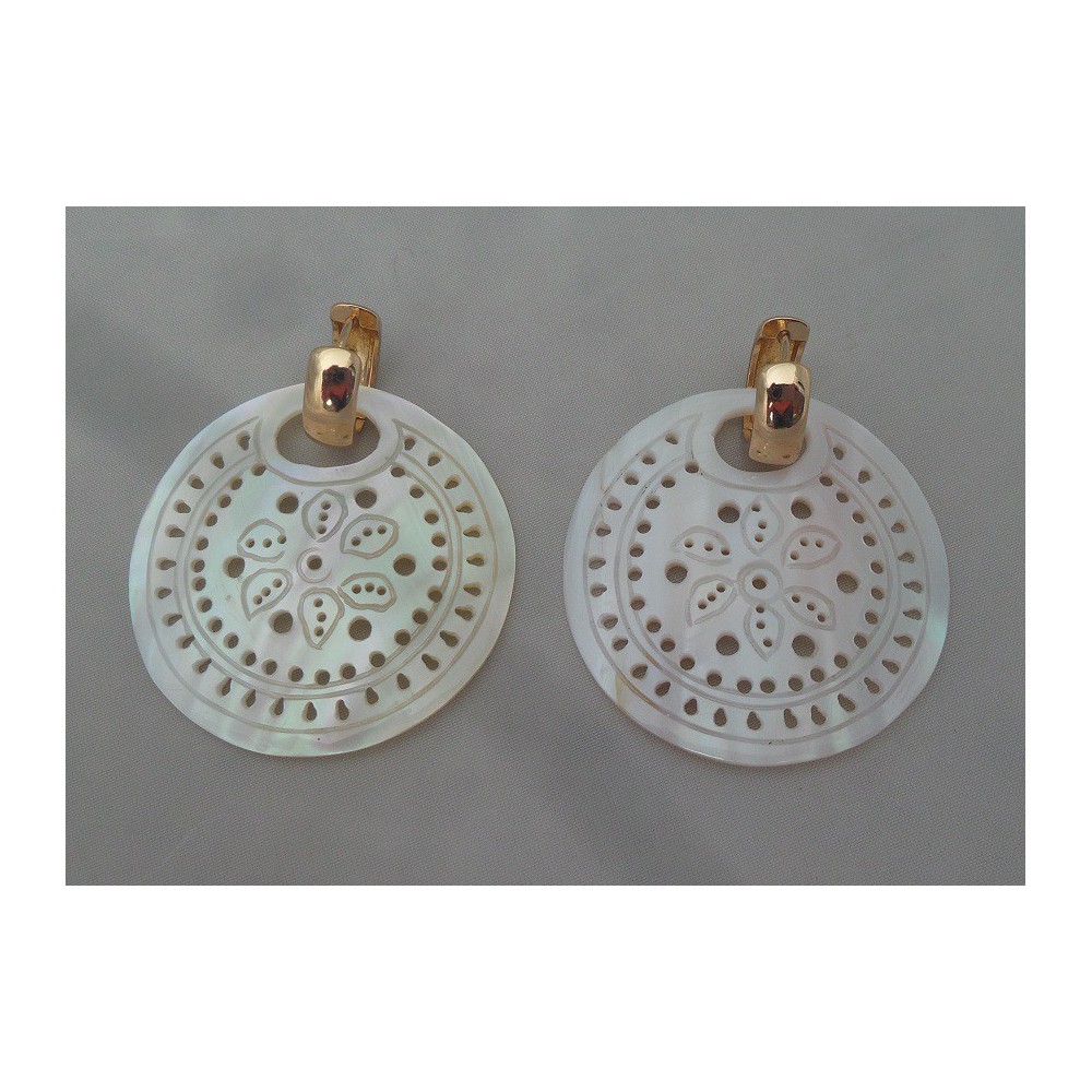 Gold-plated creoles with round-cut mother-of-Pearl