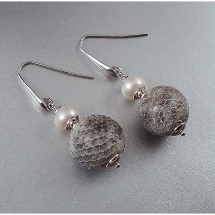 Silver earrings with freshwater pearl and full of snake leather