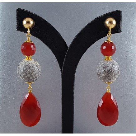 Gilded earrings with carneool and full of snake leather