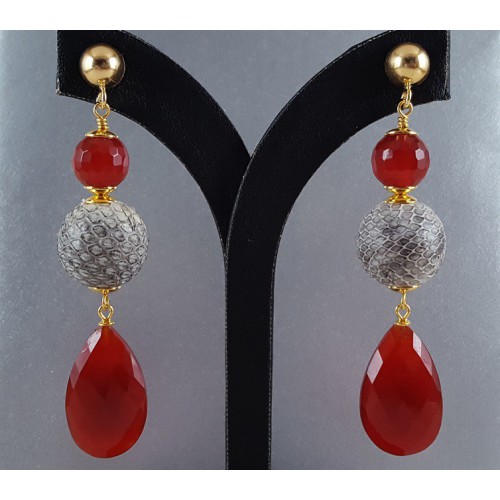 Gilded earrings with carneool and full of snake leather