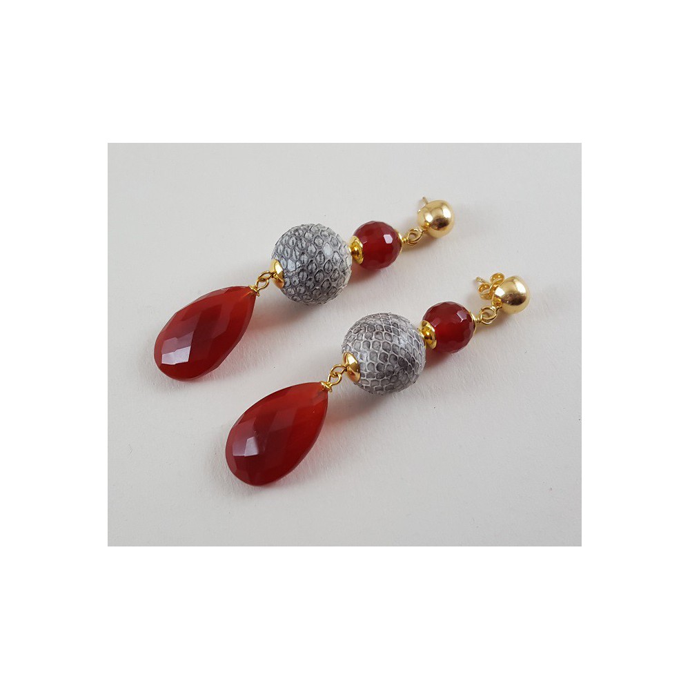 Gilded earrings with carneool and full of snake leather