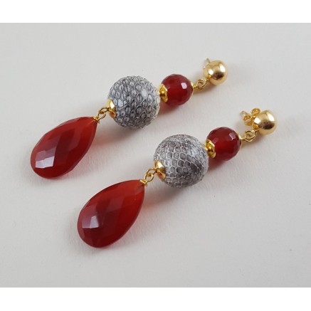 Gilded earrings with carneool and full of snake leather