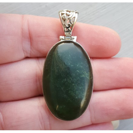 Silver pendant with ovale jade