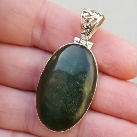 Silver pendant with ovale jade