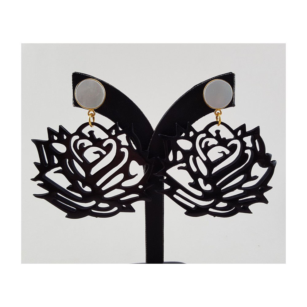 Gilded earrings with pearl and rose of black buffalo horn