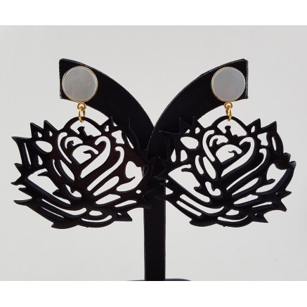 Gilded earrings with pearl and rose of black buffalo horn