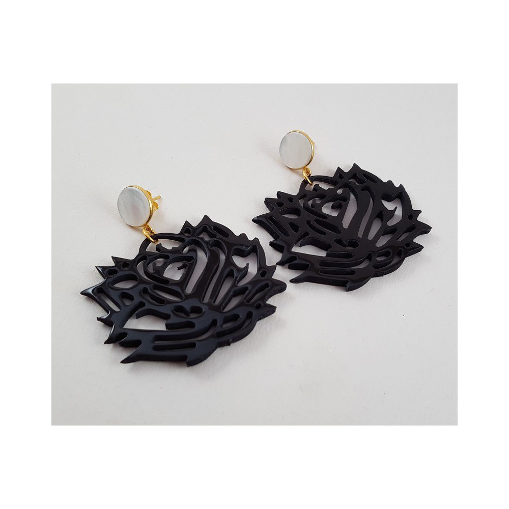 Gilded earrings with pearl and rose of black buffalo horn