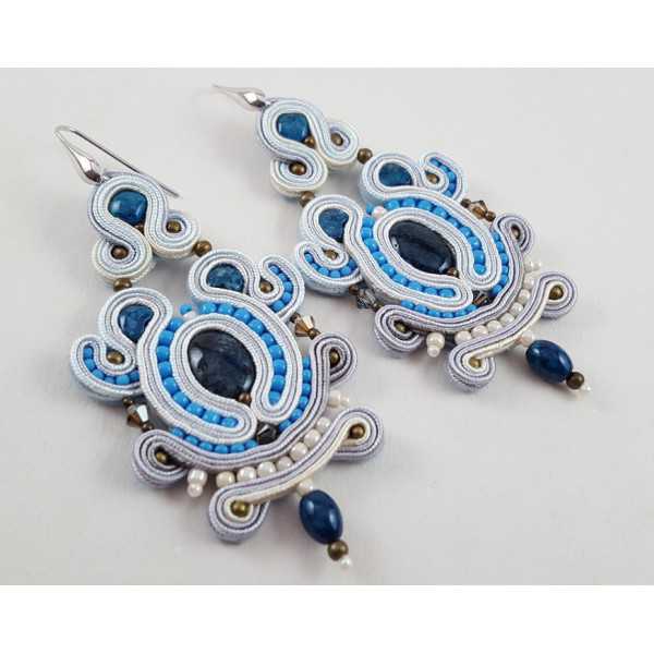 Zilveren oorbellen met wit met blauwe handgemaakte hanger