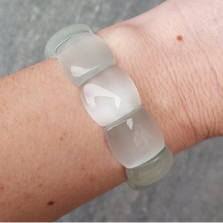 Brede witte Kattenoog strech armband