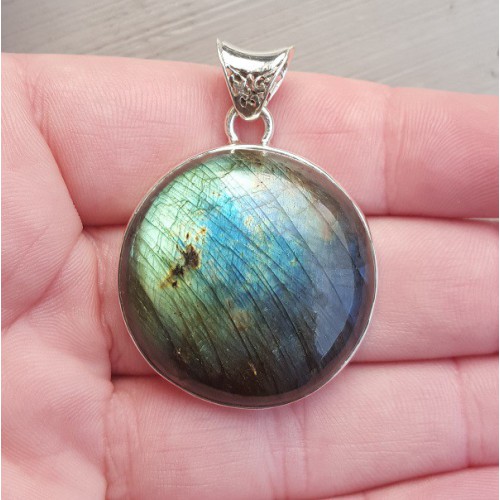 Silver pendant set with round Cabochon Labradorite