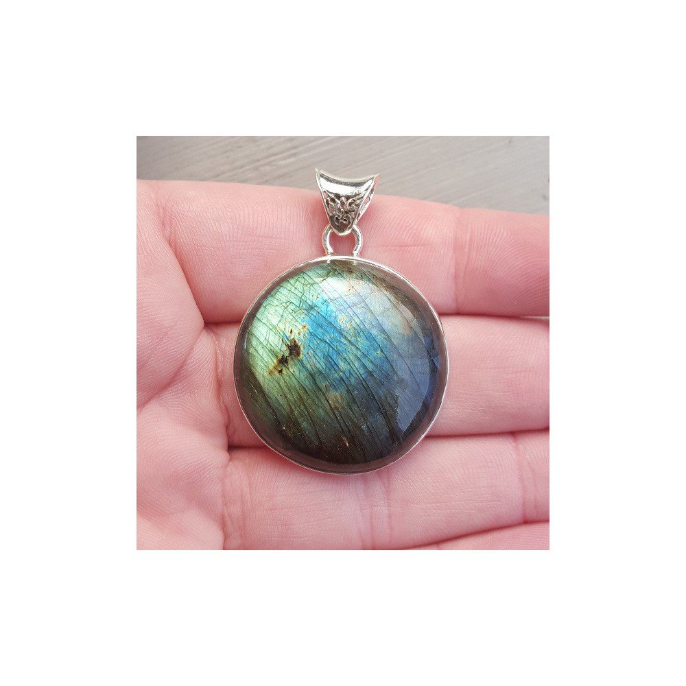 Silver pendant set with round Cabochon Labradorite