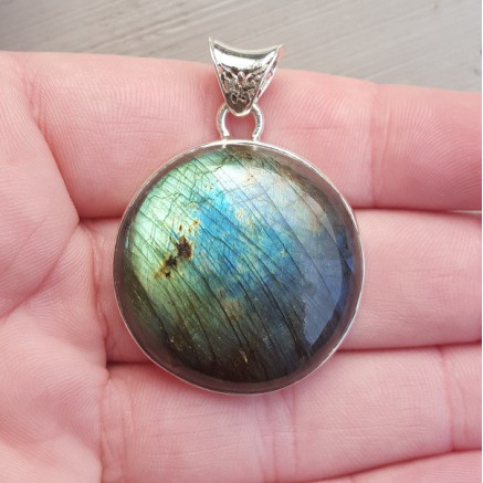 Silver pendant set with round Cabochon Labradorite