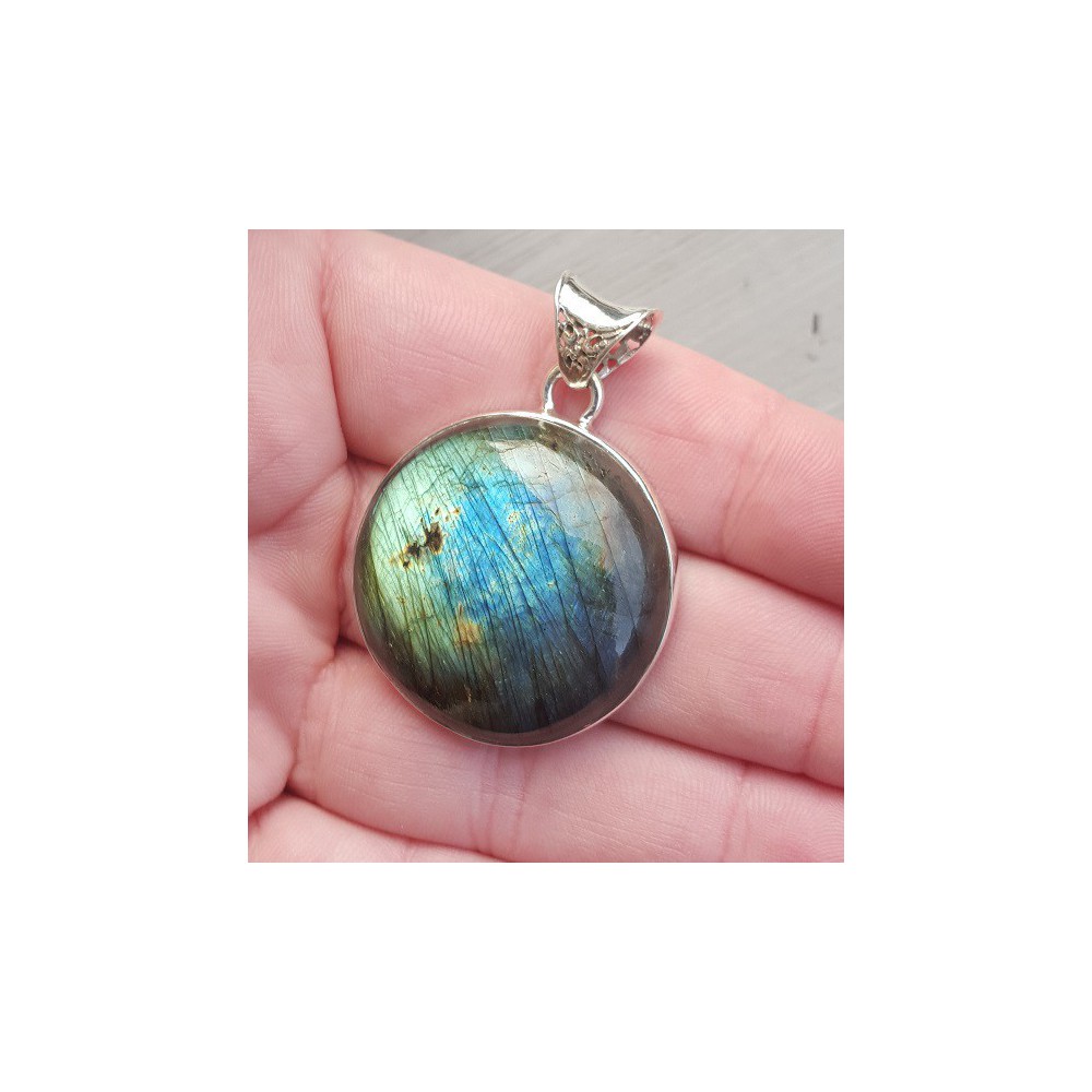 Silver pendant set with round Cabochon Labradorite