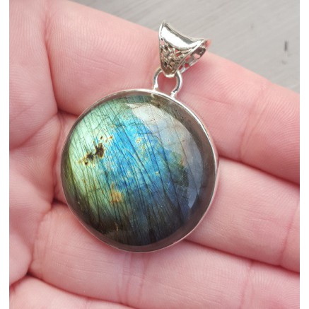 Silver pendant set with round Cabochon Labradorite