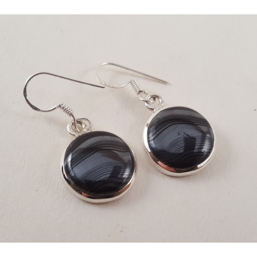 Silver earrings set with round psilomelaan