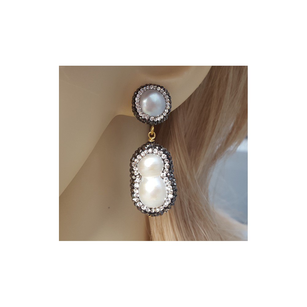 Earrings with freshwater pearls and crystals edge