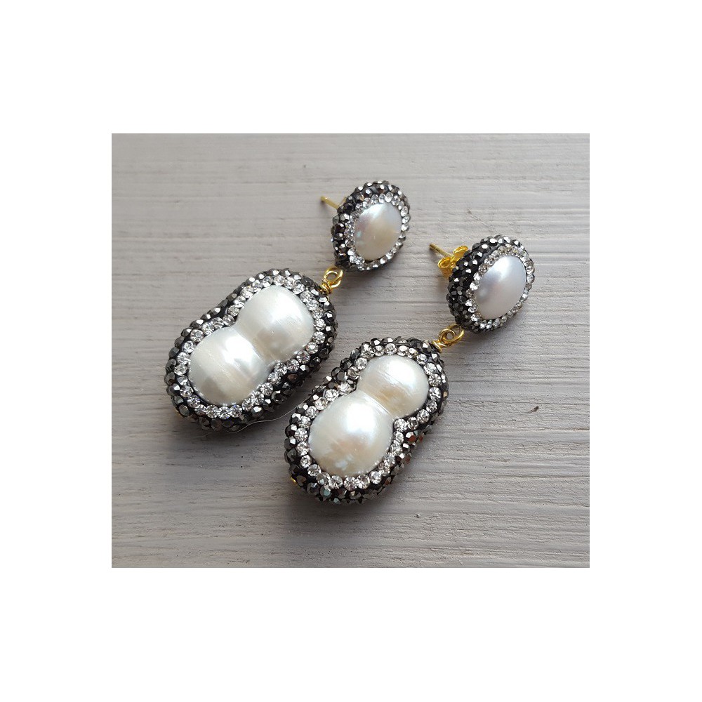 Earrings with freshwater pearls and crystals edge