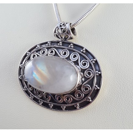 Silver pendant edited setting Dwarsming oval moonstone