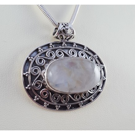 Silver pendant edited setting Dwarsming oval moonstone