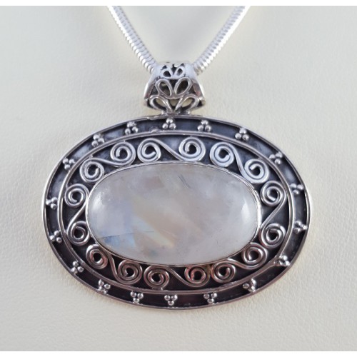 Silver pendant edited setting Dwarsming oval moonstone