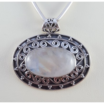 Silver pendant edited setting Dwarsming oval moonstone