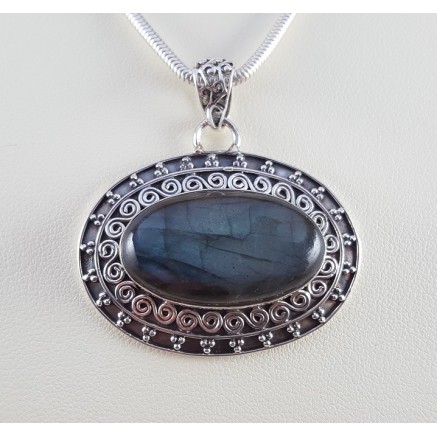 Silver pendant edited setting with transverse oval labradorite