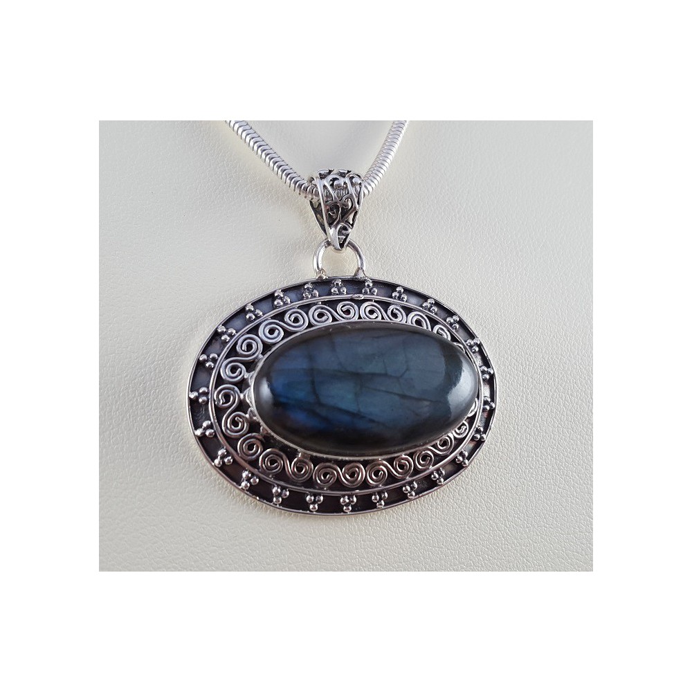 Silver pendant edited setting with transverse oval labradorite