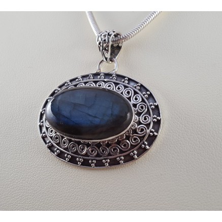 Silver pendant edited setting with transverse oval labradorite