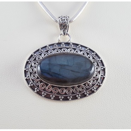 Silver pendant edited setting with transverse oval labradorite