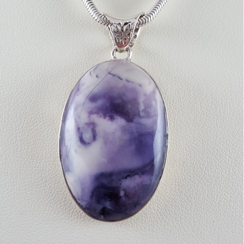 Silver pendant with oval bertrandite