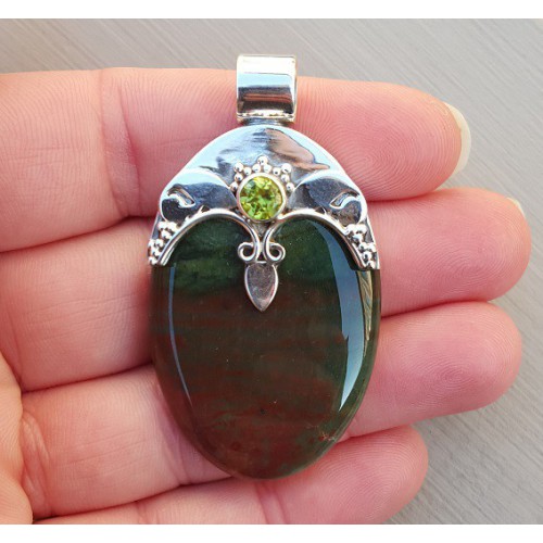 Silver pendant set with round peridot and bloodstone