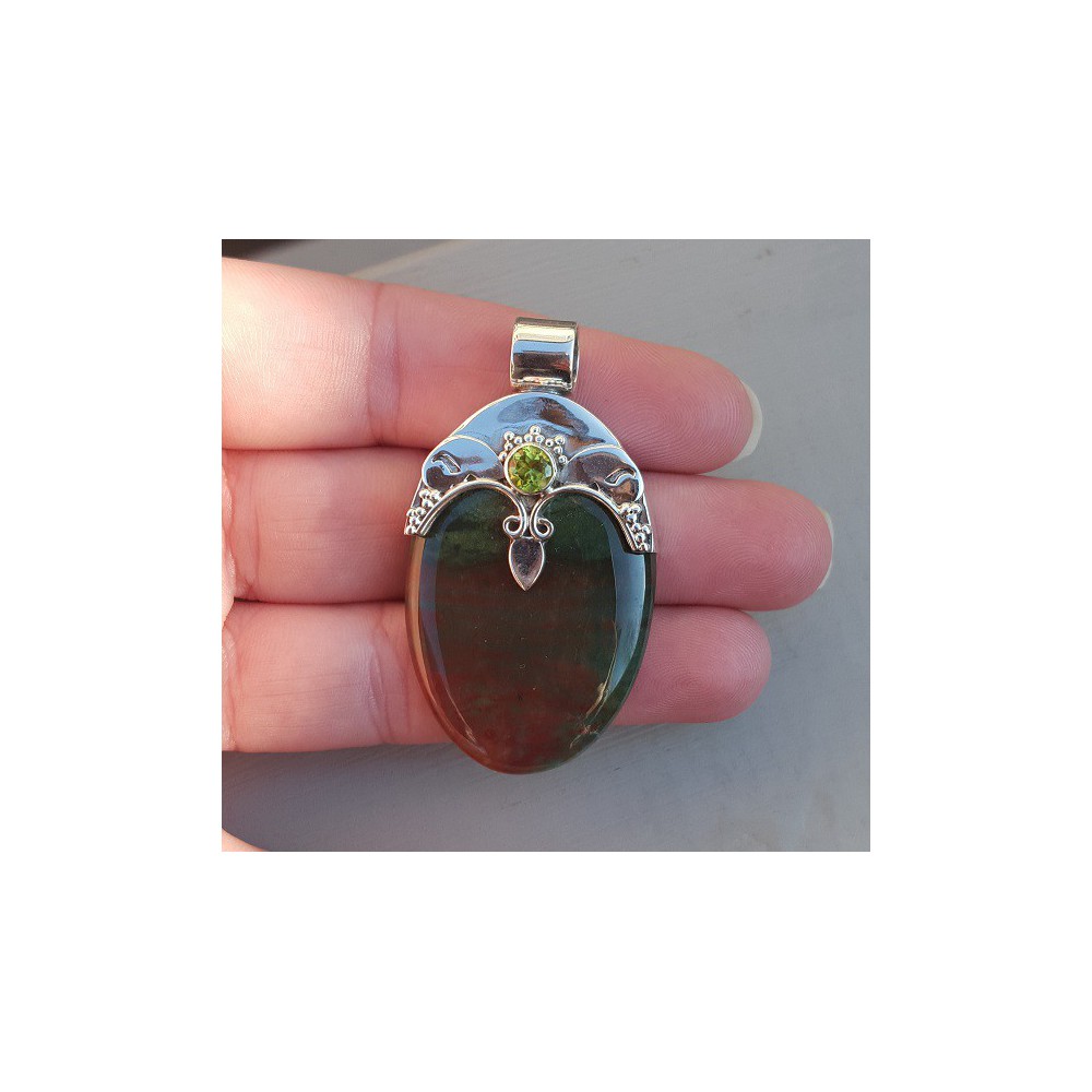 Silver pendant set with round peridot and bloodstone