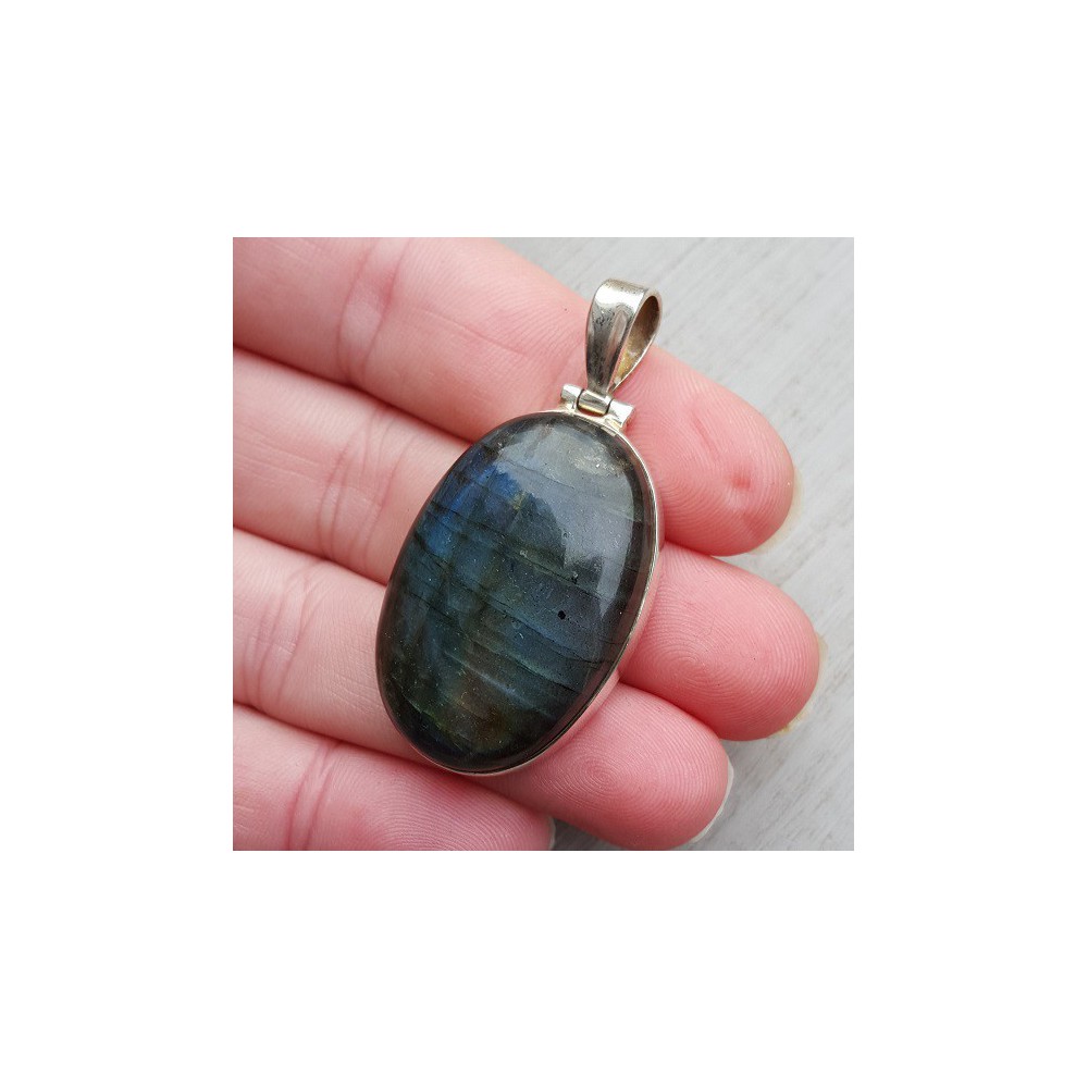 Silver pendant with oval cabochon sharpened labradorite