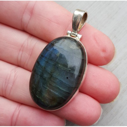 Silver pendant with oval cabochon sharpened labradorite