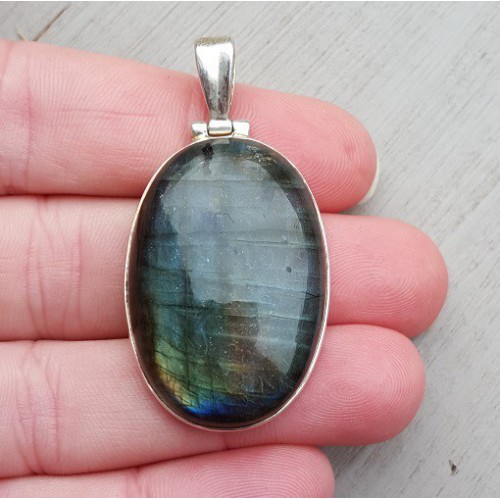 Silver pendant with oval cabochon sharpened labradorite