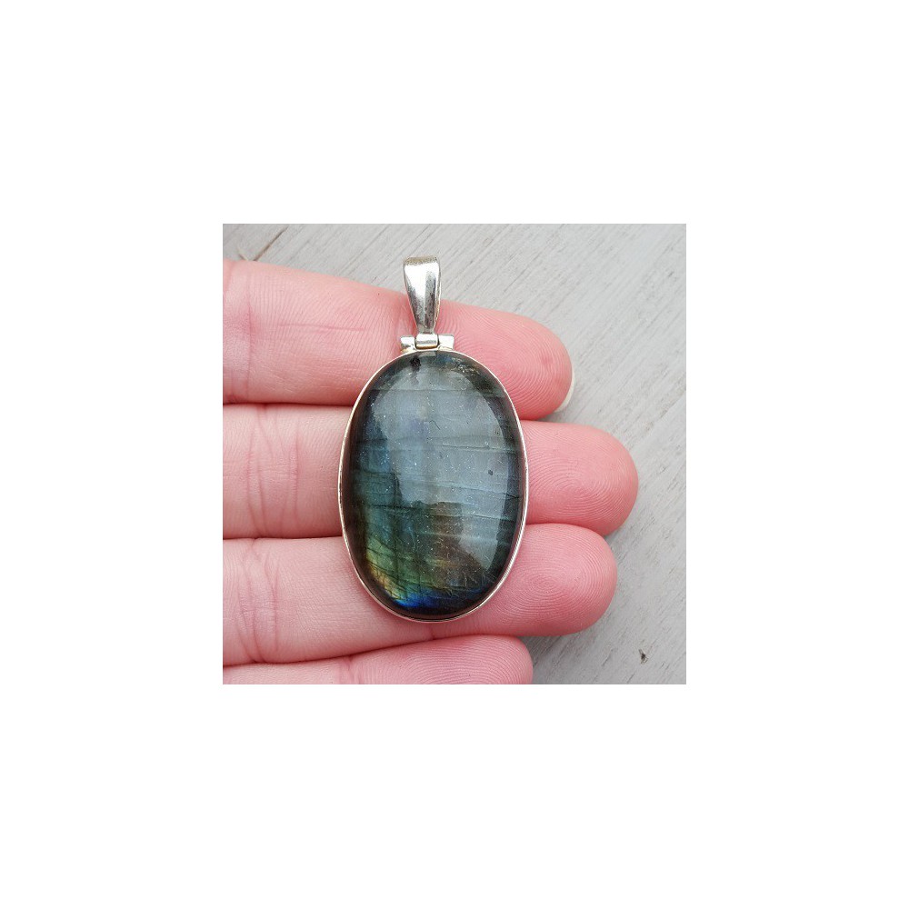 Silver pendant with oval cabochon sharpened labradorite