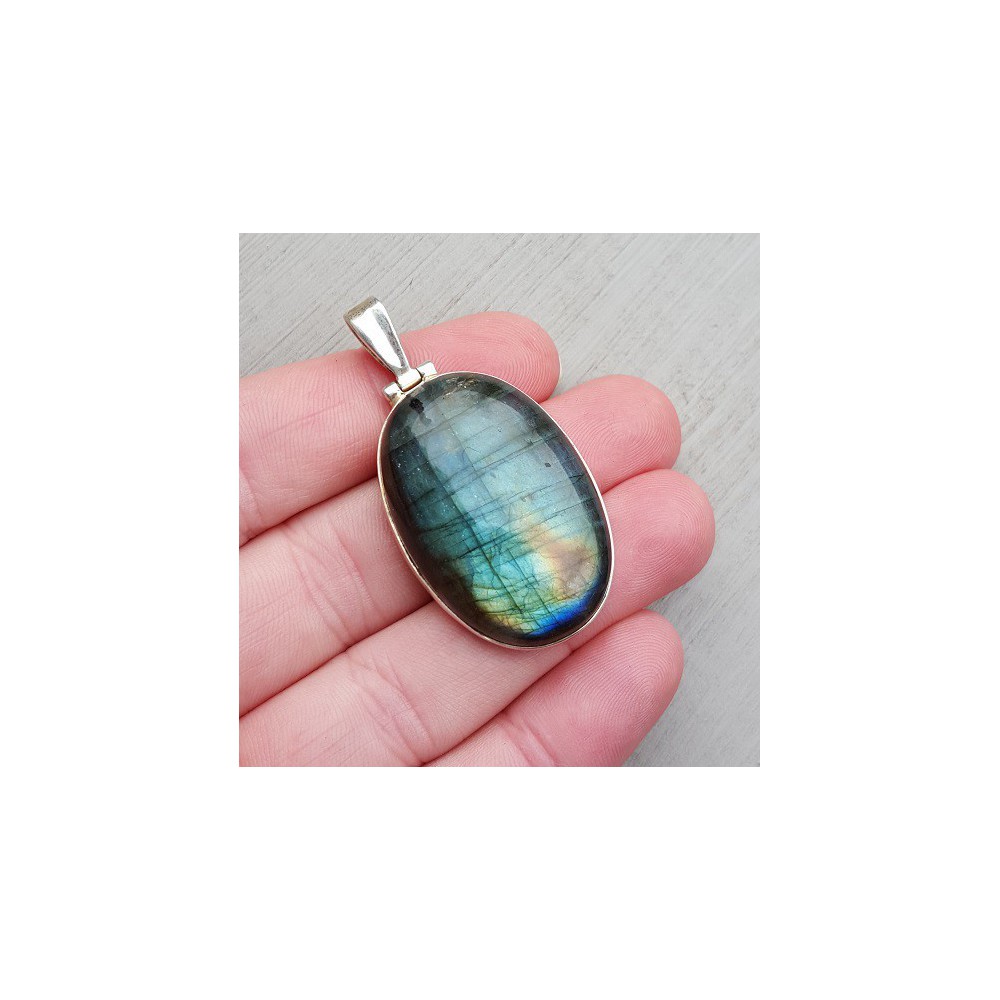 Silver pendant with oval cabochon sharpened labradorite