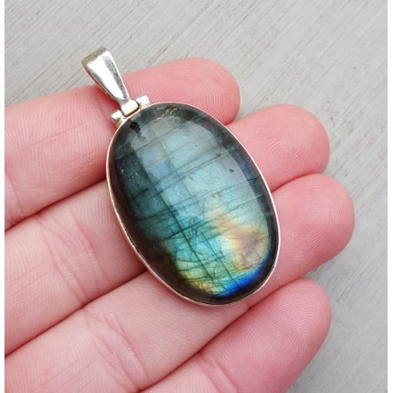 Silver pendant with oval cabochon sharpened labradorite