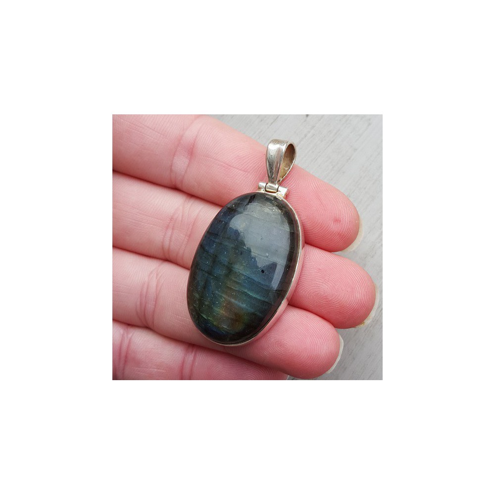 Silver pendant with oval cabochon sharpened labradorite