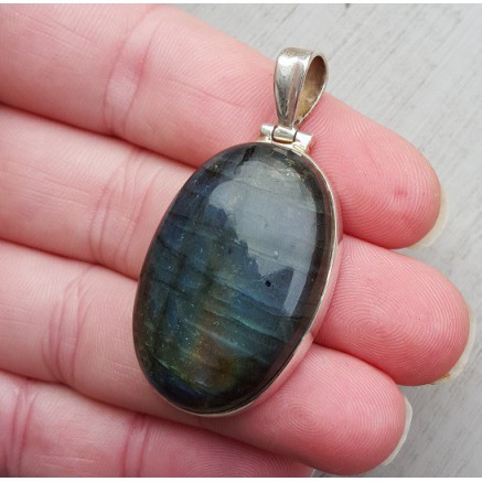 Silver pendant with oval cabochon sharpened labradorite