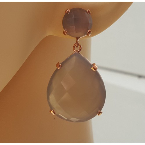 Rosé gilt earrings set with gray chalcedone